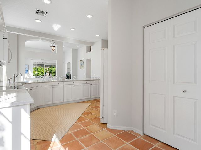 8823 Lakeside Circle, Vero Beach, FL 32963