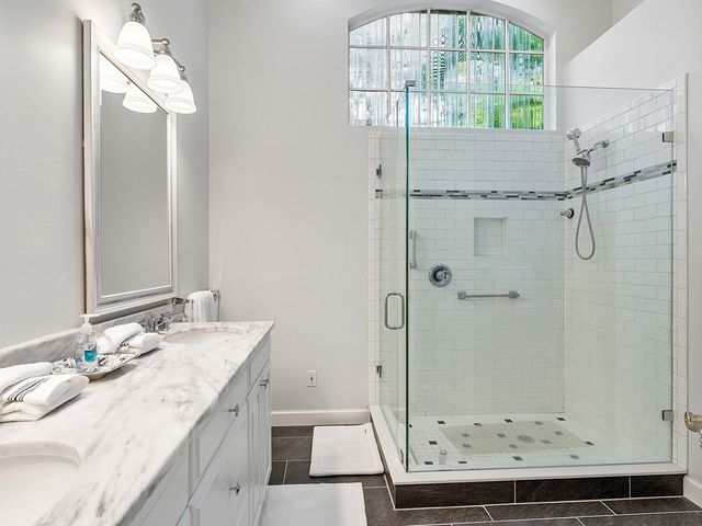 8823 Lakeside Circle, Vero Beach, FL 32963