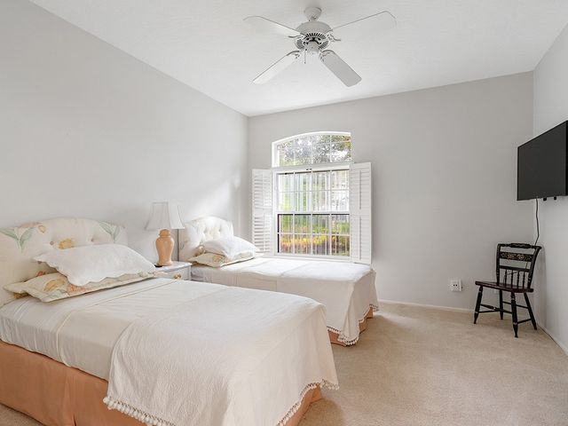 8823 Lakeside Circle, Vero Beach, FL 32963