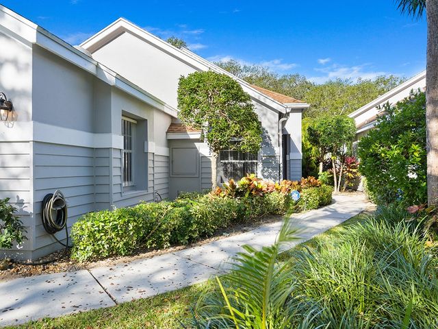 8823 Lakeside Circle, Vero Beach, FL 32963