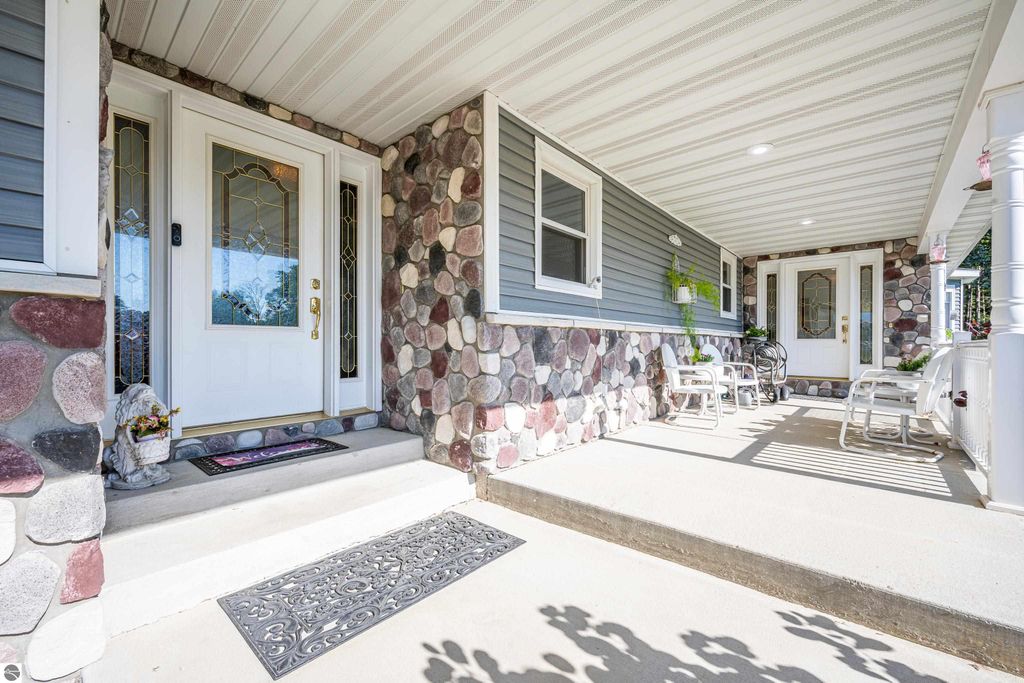 Image 10 of property listing at 9644 E Deerfield Road, Shepherd, MI 48883