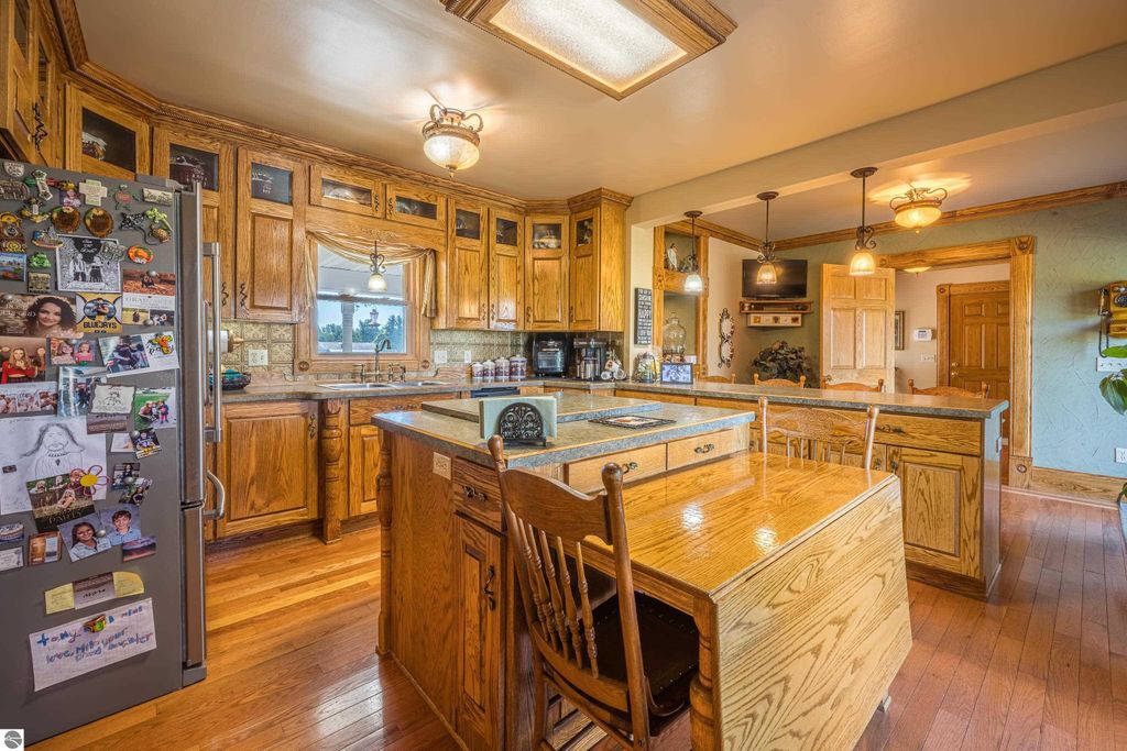 Image 17 of property listing at 9644 E Deerfield Road, Shepherd, MI 48883