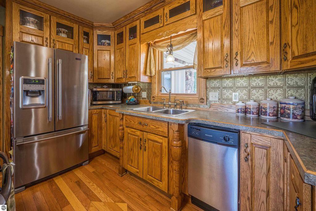 Image 18 of property listing at 9644 E Deerfield Road, Shepherd, MI 48883