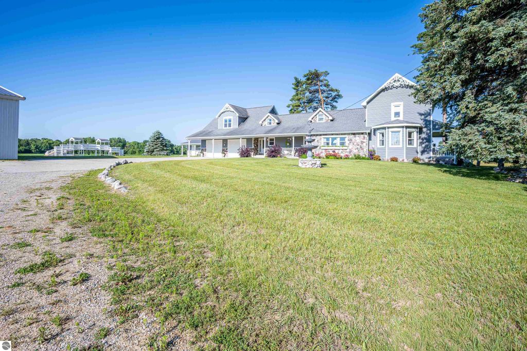 Image 3 of property listing at 9644 E Deerfield Road, Shepherd, MI 48883