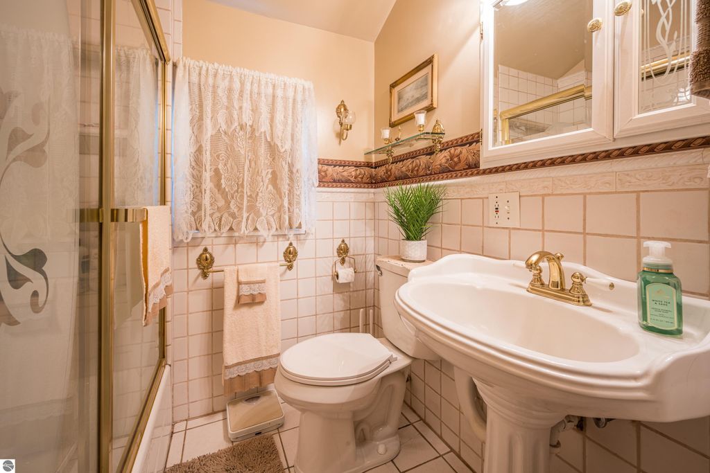 Image 32 of property listing at 9644 E Deerfield Road, Shepherd, MI 48883