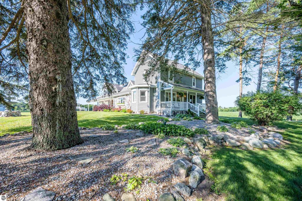 Image 4 of property listing at 9644 E Deerfield Road, Shepherd, MI 48883
