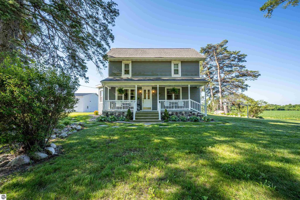 Image 5 of property listing at 9644 E Deerfield Road, Shepherd, MI 48883