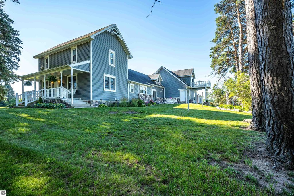Image 6 of property listing at 9644 E Deerfield Road, Shepherd, MI 48883