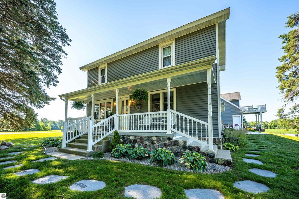Image 7 of property listing at 9644 E Deerfield Road, Shepherd, MI 48883