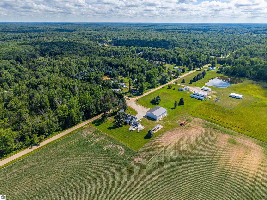 Image 76 of property listing at 9644 E Deerfield Road, Shepherd, MI 48883