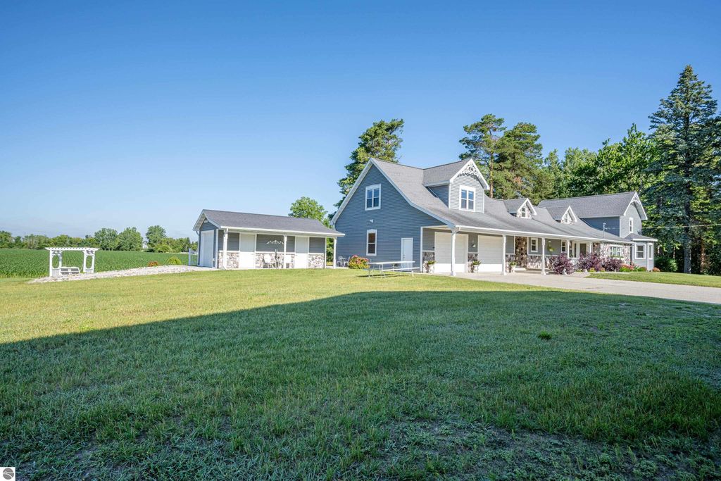 Image 8 of property listing at 9644 E Deerfield Road, Shepherd, MI 48883
