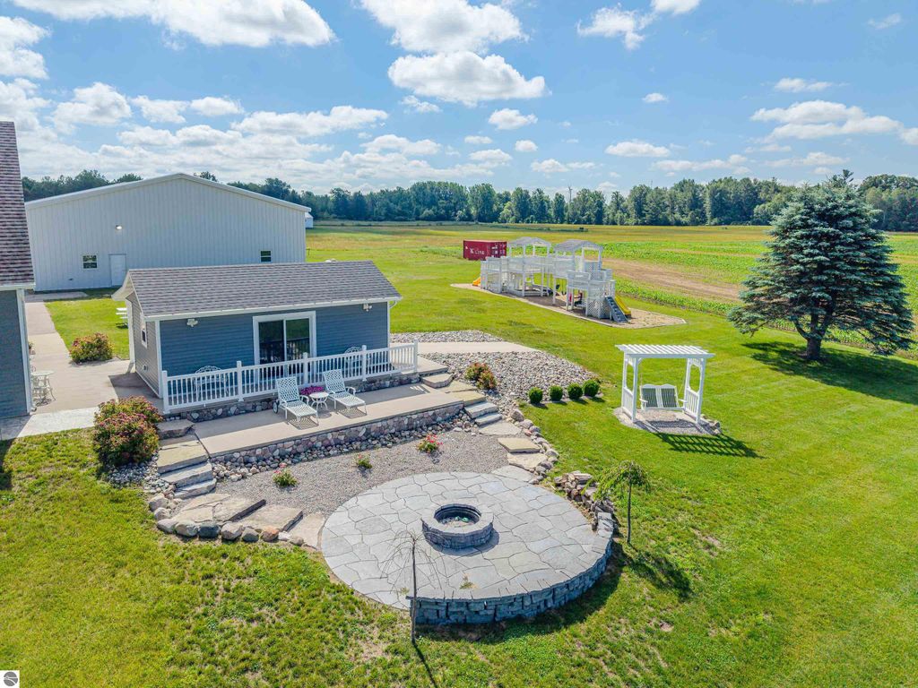 Image 86 of property listing at 9644 E Deerfield Road, Shepherd, MI 48883