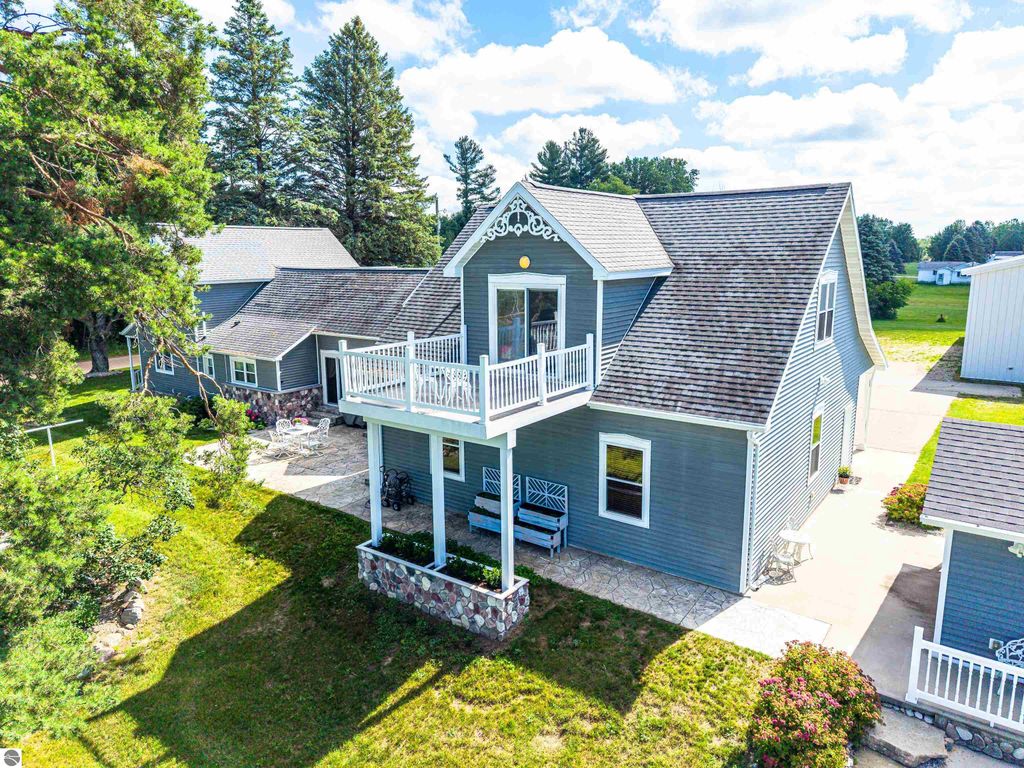 Image 87 of property listing at 9644 E Deerfield Road, Shepherd, MI 48883
