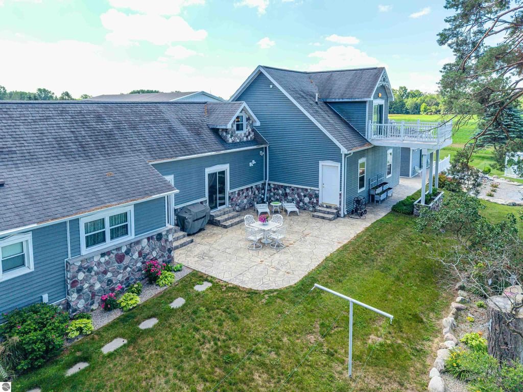 Image 88 of property listing at 9644 E Deerfield Road, Shepherd, MI 48883