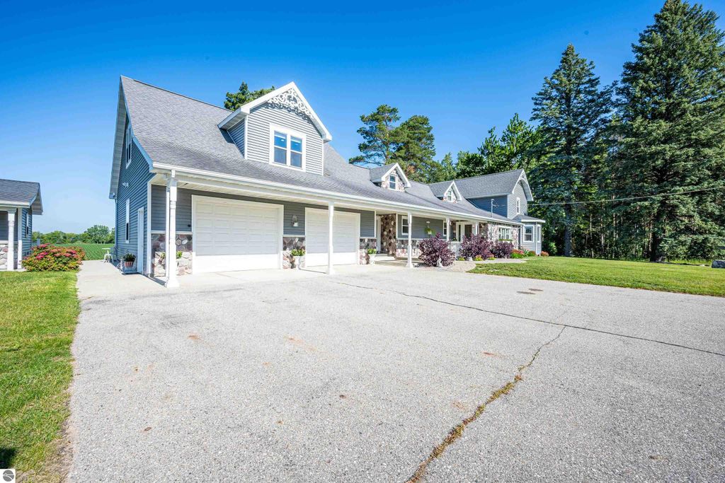 Image 9 of property listing at 9644 E Deerfield Road, Shepherd, MI 48883
