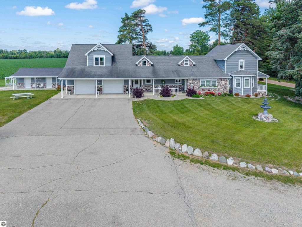 Image 91 of property listing at 9644 E Deerfield Road, Shepherd, MI 48883