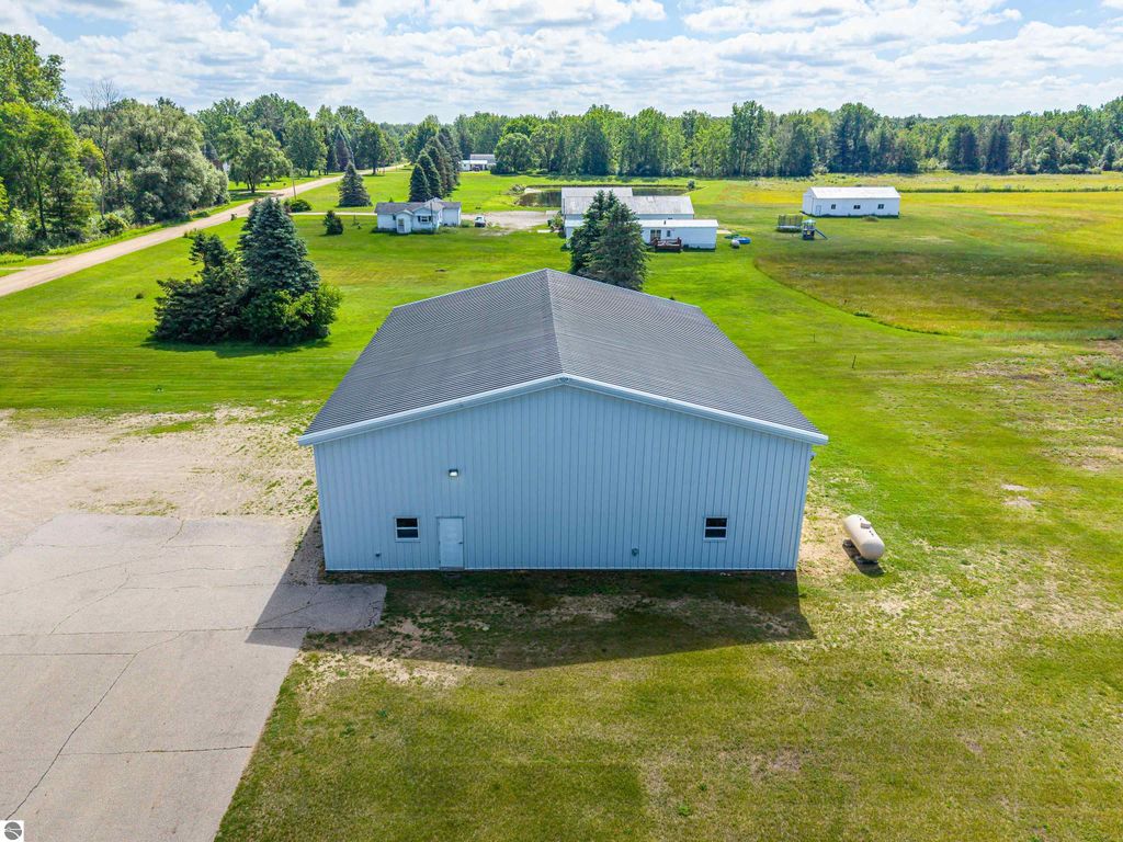 Image 93 of property listing at 9644 E Deerfield Road, Shepherd, MI 48883