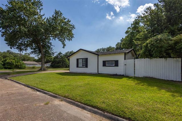3600 Kenwood St, West Orange, TX 77630