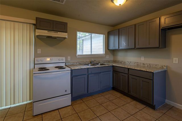 3600 Kenwood St, West Orange, TX 77630