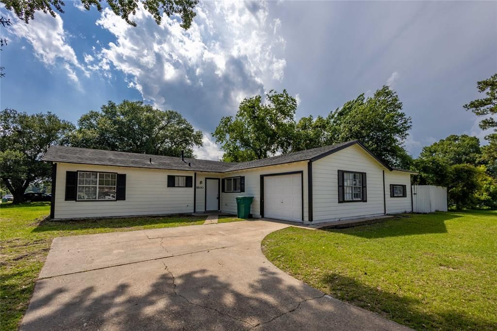 3600 Kenwood St, West Orange, TX 77630