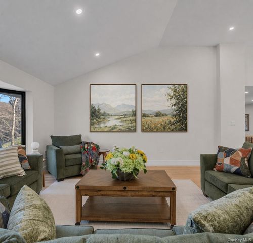 17 Woodbury Road, Woodbury, NY 11797