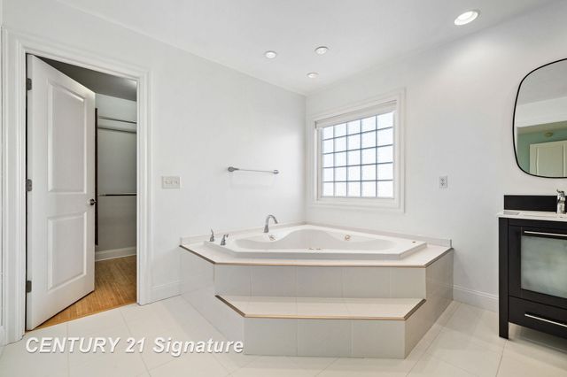 9368 Highland Green Drive, Saginaw, MI 48609