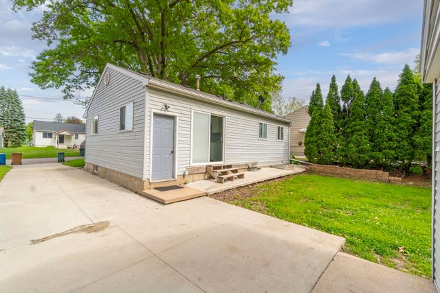 1228 Lyon Avenue, Waterloo, IA 50702
