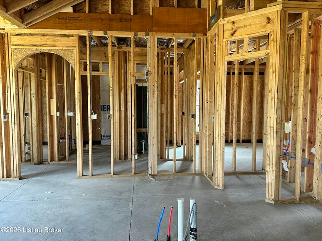 8226 Cedar Crest Ln, Louisville, KY 40291