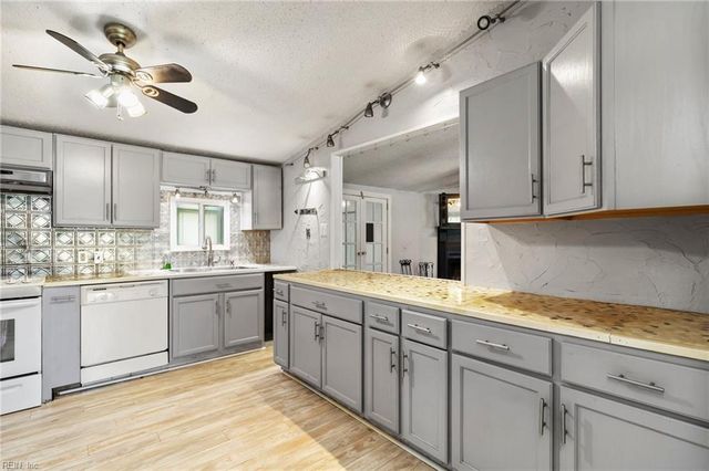 137 Robert Walker RD, Moyock, NC 27958