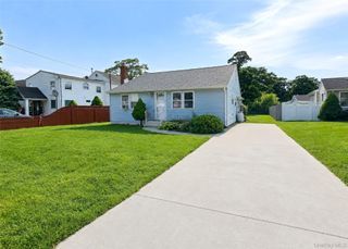 10 Midwood Place, Farmingville, NY 11738