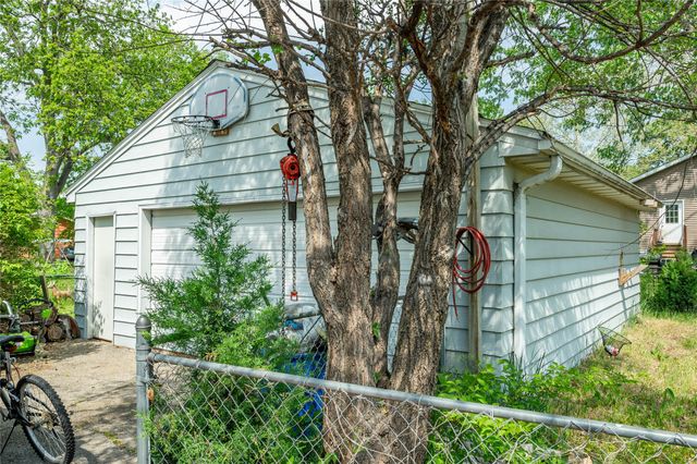 2829 E 36th Court, Des Moines, IA 50317