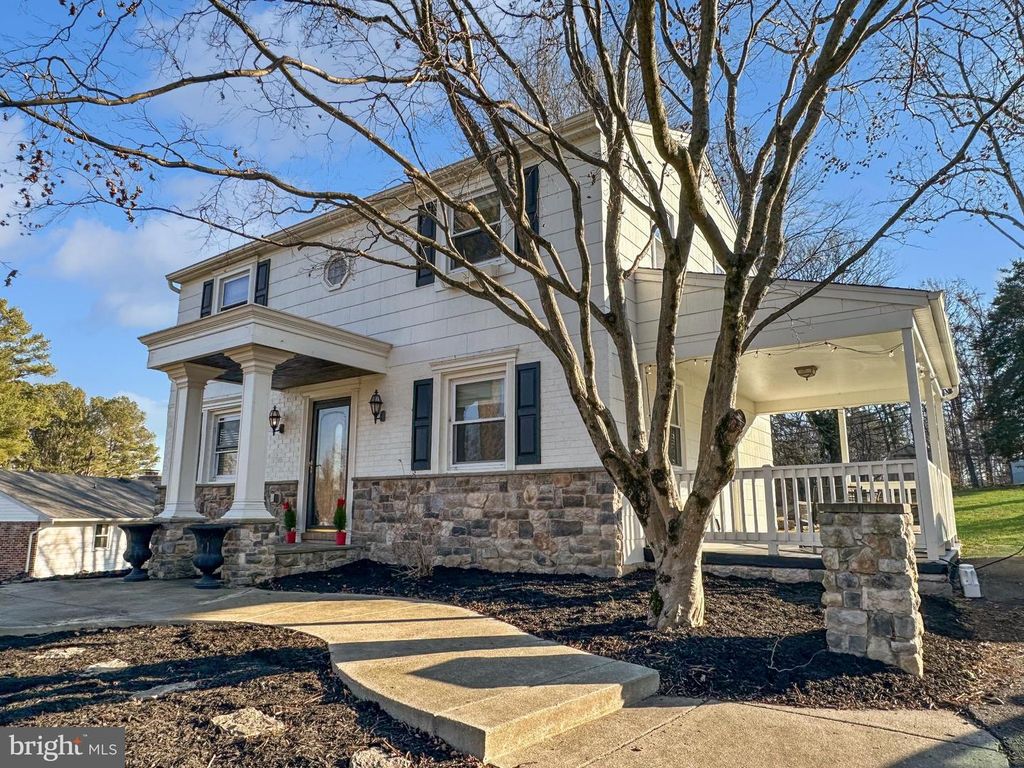 Image 3 of property listing at 10185 GREEN CLOVER DR, Ellicott City, MD 21042