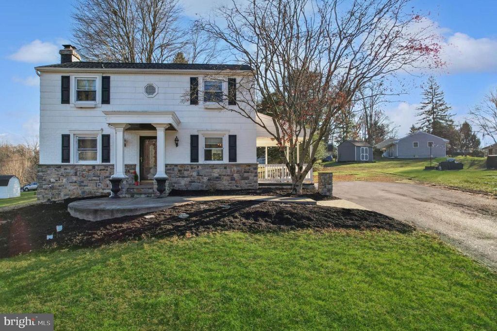 Image 4 of property listing at 10185 GREEN CLOVER DR, Ellicott City, MD 21042