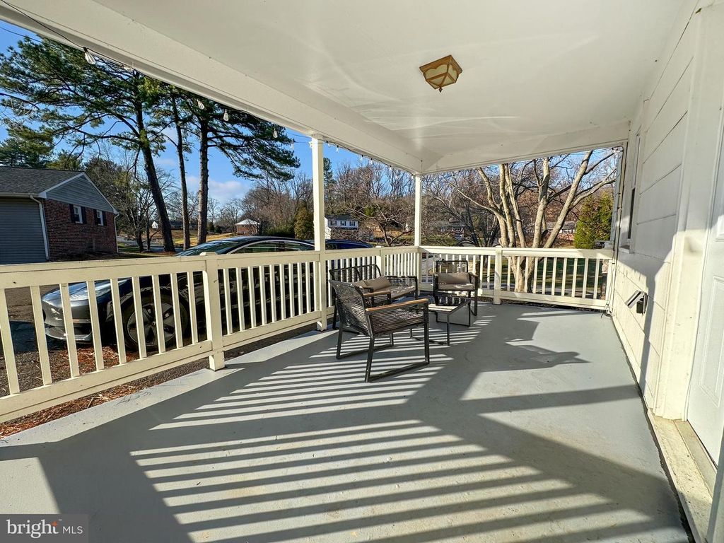 Image 6 of property listing at 10185 GREEN CLOVER DR, Ellicott City, MD 21042