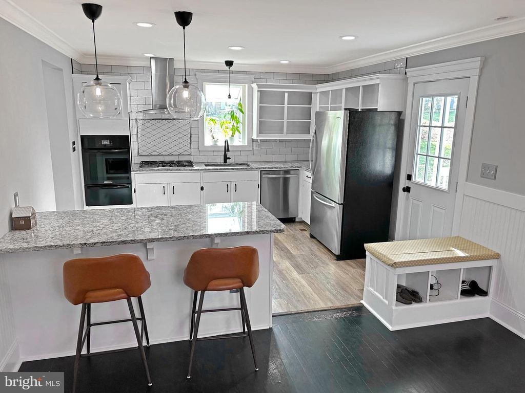 Image 7 of property listing at 10185 GREEN CLOVER DR, Ellicott City, MD 21042