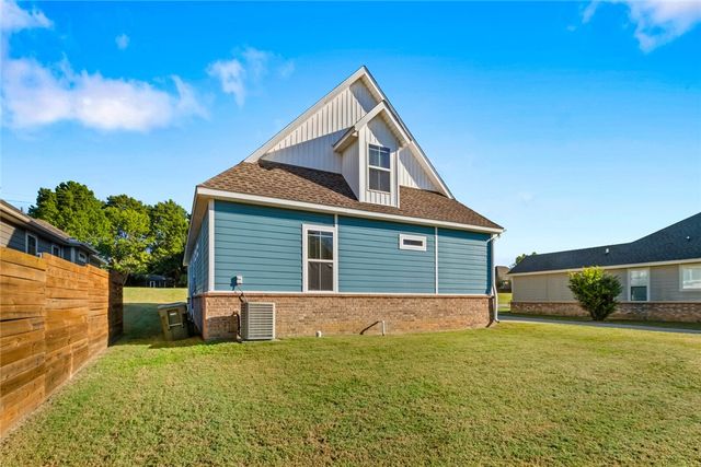 4427 Mount Comfort Road, Fayetteville, AR 72704