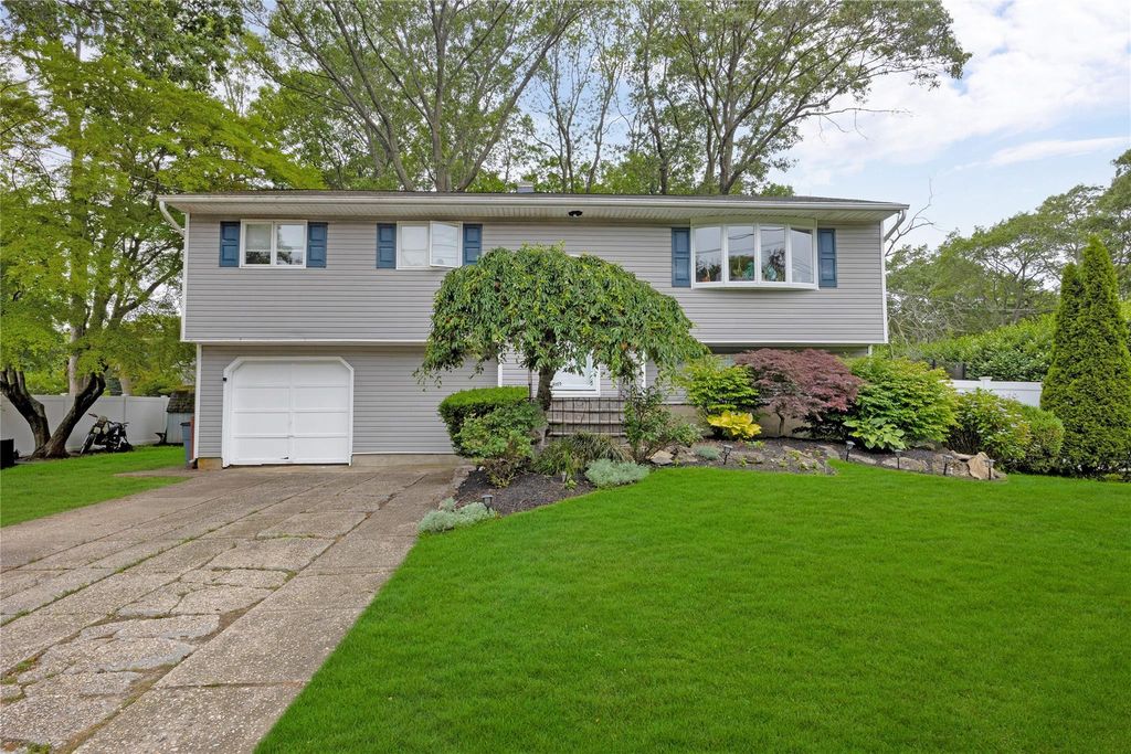 26 Shenandoah Boulevard, Port Jefferson Station, NY 11776