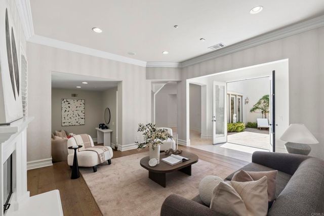 647 Lynwood Dr, Encinitas, CA 92024