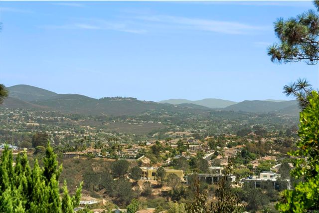 647 Lynwood Dr, Encinitas, CA 92024