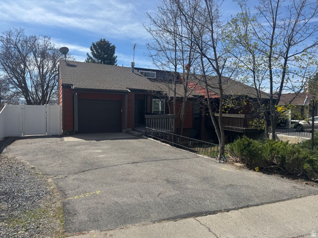 1054 LAMPLIGHTER DR, Logan, UT 84321