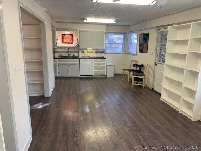 4966 S Newport Avenue, Tulsa, OK 74105