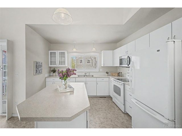 3851 Oakwood Dr, Longmont, CO 80503