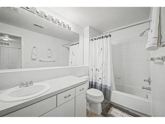 3851 Oakwood Dr, Longmont, CO 80503