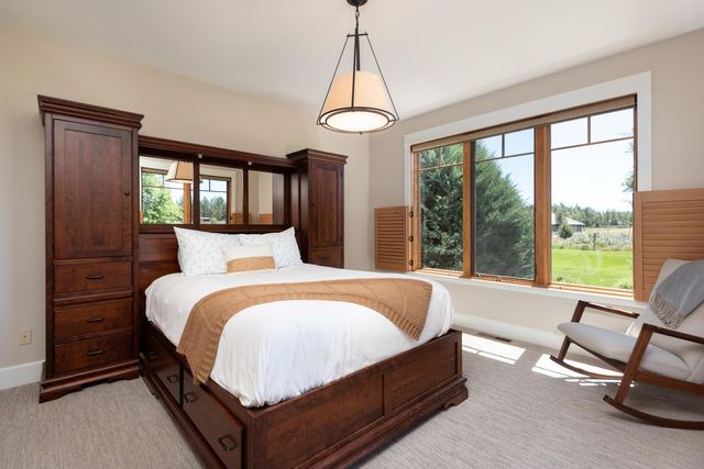 481 W Hope Avenue, Sisters, OR 97759