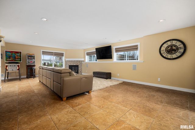 1810 W KINGSBURY Road, Washington, IL 61571