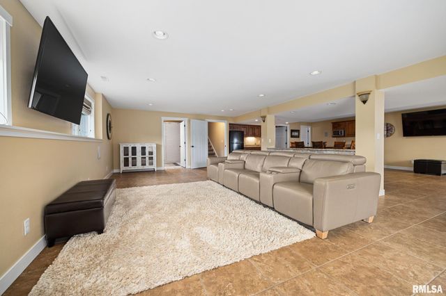 1810 W KINGSBURY Road, Washington, IL 61571