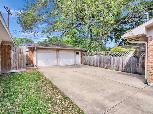10042 Meadow Lake Lane, Houston, TX 77042