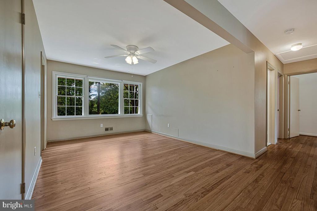 Image 10 of property listing at 9937 FERNDALE AVE, Columbia, MD 21046