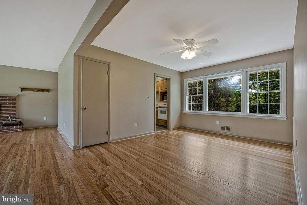 Image 11 of property listing at 9937 FERNDALE AVE, Columbia, MD 21046