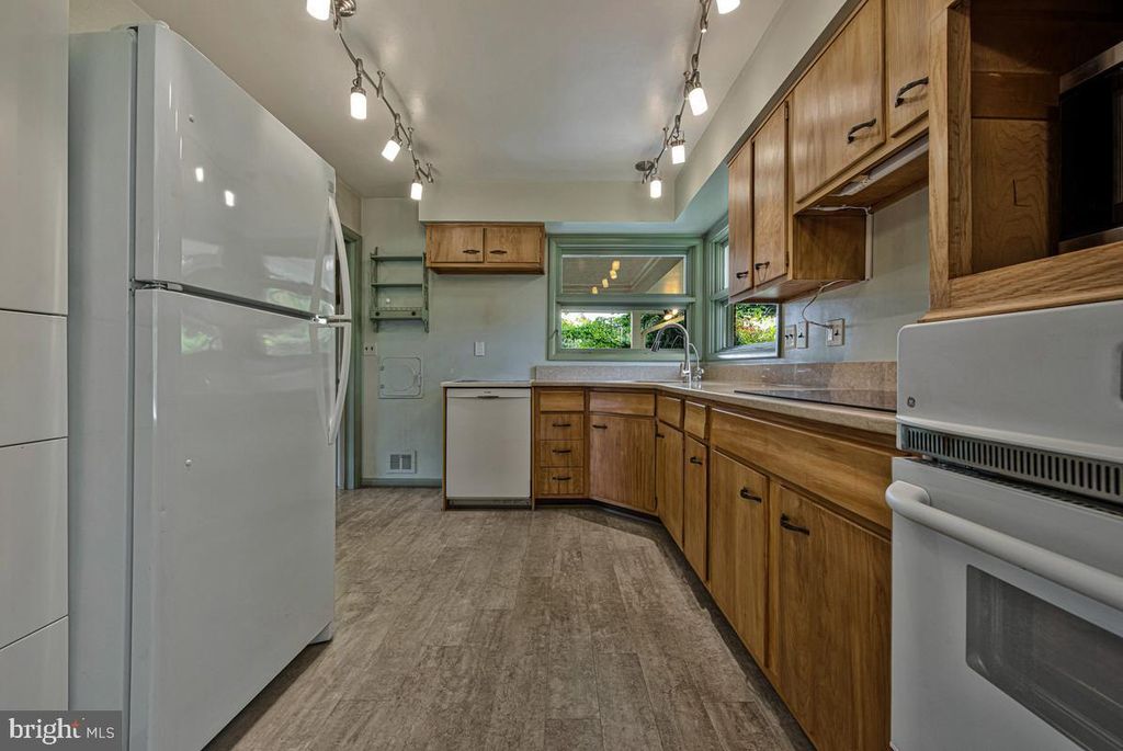 Image 14 of property listing at 9937 FERNDALE AVE, Columbia, MD 21046